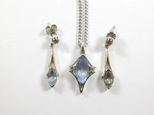 Collana e orecchini a goccia