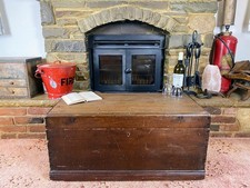 Vecchia cassapanca antica in pino, baule portaoggetti vintage in legno, scatola coperta, tavolino.