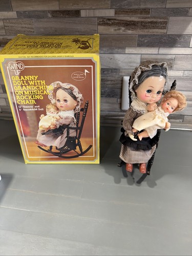 Bambola nonna musicale