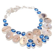 Collana con pietre preziose al