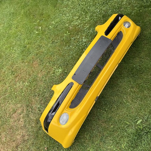 Paraurti anteriore giallo