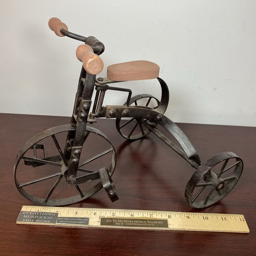 Triciclo giocattolo miniatura