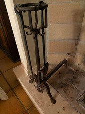 ANTICA COPPIA DI ALARI PER CAMINO IN FERRO FORGIATO con atrezzi e paiolo ghisa