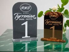 Segnatavolo in plexiglass "trasparente-Colorato"segna tavolo numeri logo