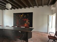 tavolo in legno antico con bordi in pelle