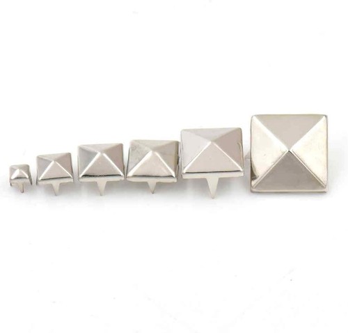 100 borchie piramide biker