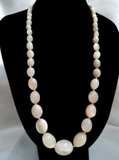 BELLISSIMA ANTICA COLLANA SCALARE IN AUTENTICA MADREPERLA, CHIUSURA ARGENTO.