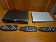 Lotto 2 Decoder Sky + 3 Telecomandi Originali – per pezzi di ricambio o collezio