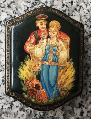 Raffinata scatola russa - , in