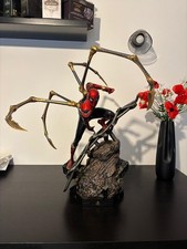 Marvel Avengers Spider-Man 1:4 Legacy Replica Scale Statue – Iron Studios