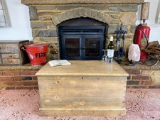 Vecchia cassapanca antica in pino, baule portaoggetti vintage in legno, scatola coperta, tavolino.