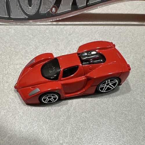 Hot wheels enzo ferrari - hot,