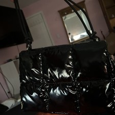 H&M Borsa a tracolla trapuntata con patta tracolla in pelle nera