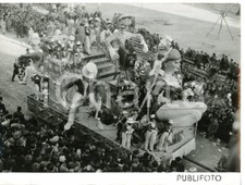 1955 ca LIGURIA Sfilata carri