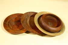 Ciotole e piatti in legno