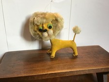 Leone in pannolenci e peluche