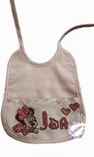 Bavaglino personalizzato ricamato a punto croce. 