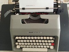 Macchina da scrivere OLIVETTI