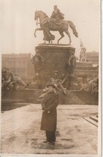 Foto cartolina uomo davanti