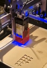 Servizio stampa incisione taglio laser  personalizzate etichette targhe legno ec