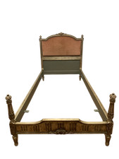 Antico letto francese in stile Luigi XV  in legno intagliato e dorato e mecca...