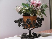 Centrotavola porta vaso in metallo a motivi floreali Italia Epoca metà 900