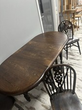 Tavolo in legno scuro