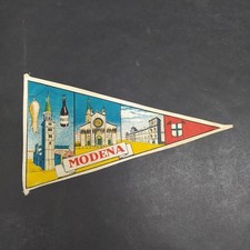 Bandierina in tessuto con immagini di Modena e bandiera italiana. Ingiallita