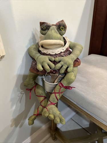 Peluche rana bambina con pesce