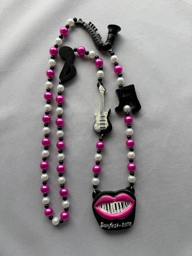 Vintage mardi gras - gras, beads