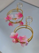 Orecchini a cerchio con fiori