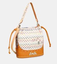 Anekke Borsa a tracolla