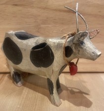Mucca in legno intagliato a