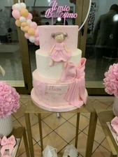 Torta scenografica in pasta di zucchero, tema battesimo bimba.