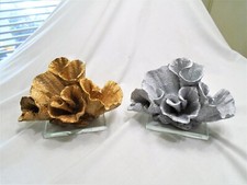 2 statuine sculture corallo marino con supporti in vetro oro e argento Montipora Foliosa