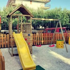 casetta torre in legno per bambini con altalene, scivolo , arrampicata e tavolo