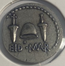 Mister Day riproduzione moneta romana Bruto Idi di Marzo Pileo tra due Pugnali