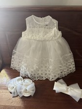 Abito, scarpe e fiocco pizzo
