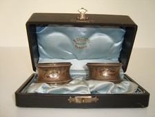 Coppia di antichi ferma tovaglioli con incisioni nomi (completi si scatola)