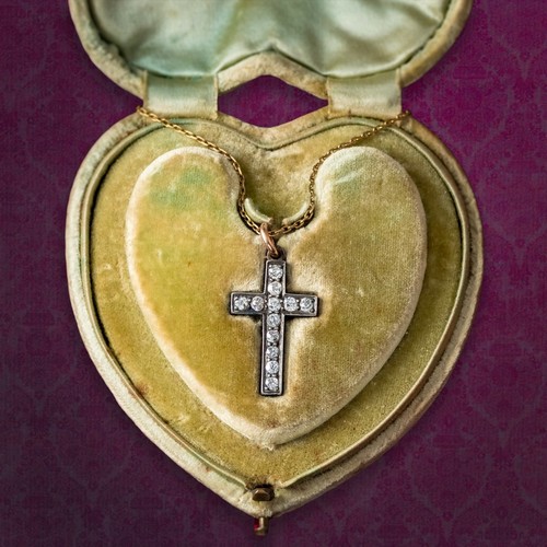 Collana antica con ciondolo