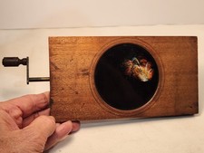 Vecchia Lanterna Magica Tedesca Vetro Caleidoscopio Meccanico Scivolo Vulcano Eruzioni 