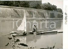 1954 ROMA Tevere - Coniugi DE GRANGE ormeggiano barca in alluminio *Foto 18x13