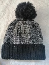 Cappuccio donna invernale grigio e nero con pon pon.