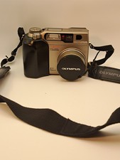 Olympus CAMEDIA C-2040 Zoom 2,1 megapixel fotocamera digitale argento. Per riparazione o ricambi!!!!