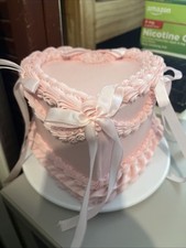 Torta con cuore finto rosa
