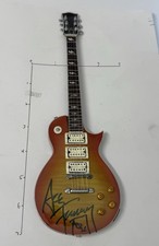 Mini chitarra firmata Ace