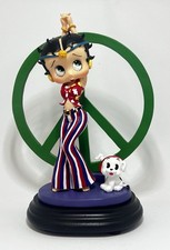 Statuina insegna pace hippie