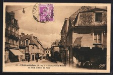 CPA Chateaubriant /Loire-Inf., Rue Aristide-Briand, Au fond, L´Hotel de Ville 