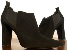 Elegant woman suede slip-on ankle boots. Stivaletti donna eleganti in camoscio.