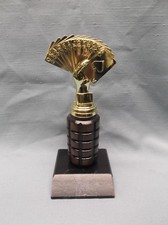 ponte trofeo a mano colonna in